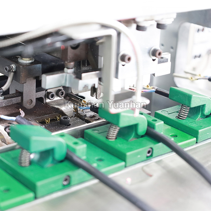 YH-780鉚壓銅管穿膠殼自動(dòng)機(jī)